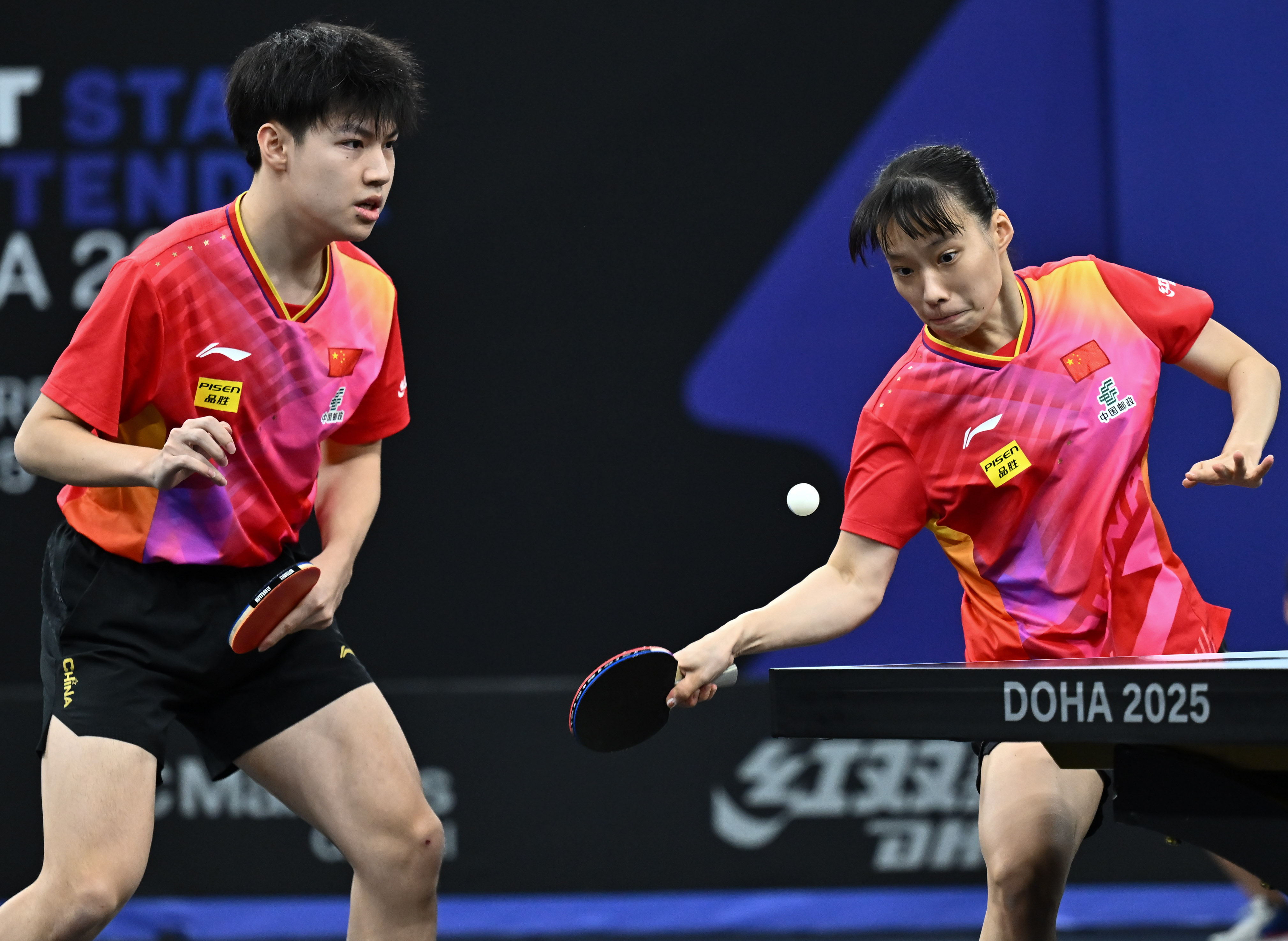 进攻防守互搏展现球队拼搏精神