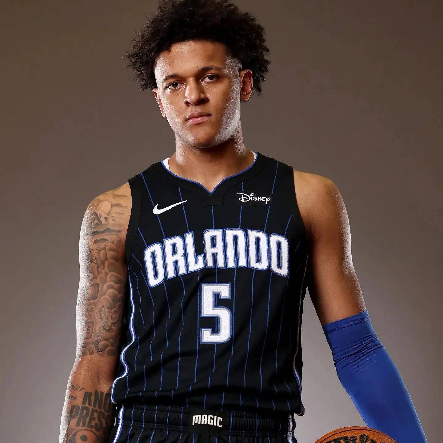 奥兰多魔术队取得关键胜利，晋级NBA季后赛