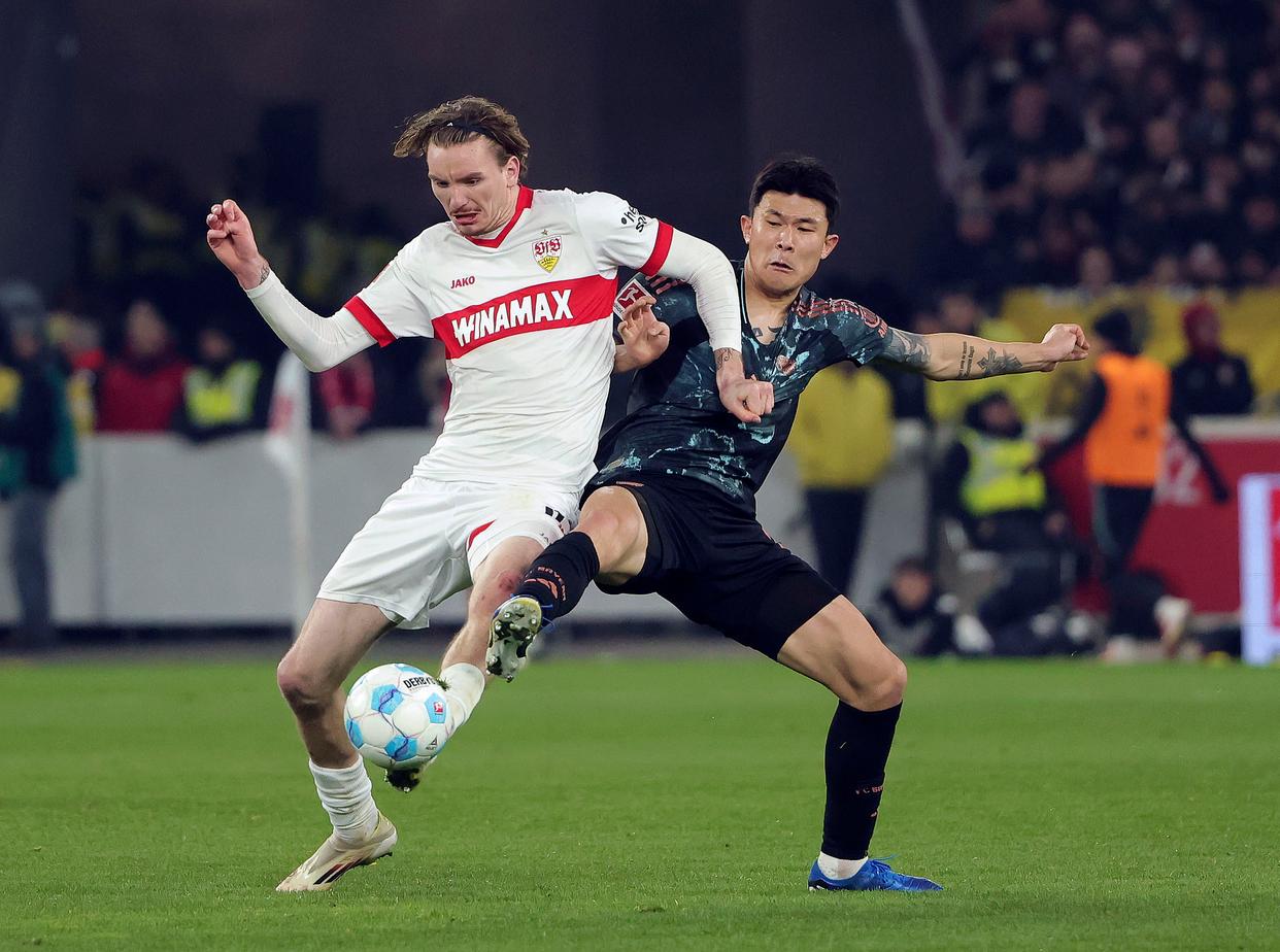 AG真人官网-斯图加特队球员参观当地青训学校