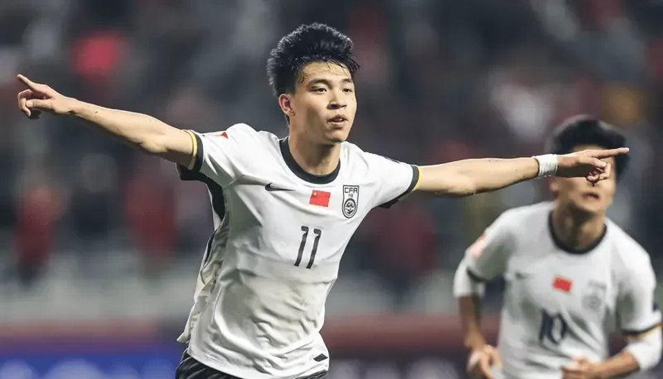 足球比赛中现精彩一幕，球员技艺精湛的简单介绍