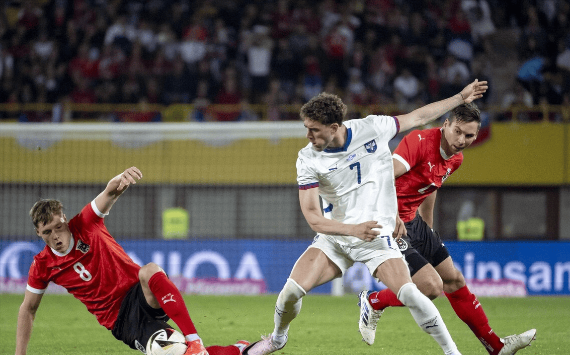 欧洲杯足球盛事吸引全球目光，球迷热情高涨