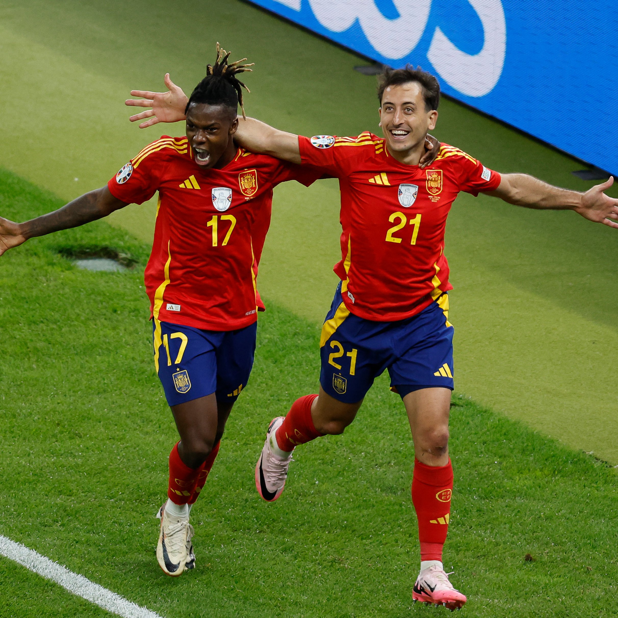 西班牙队险胜保持领先地位拼搏精神感动球迷