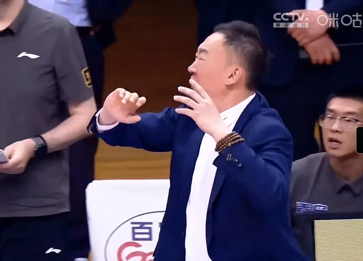 -严打牵动！裁判连续出现判罚争议，赛场风波不断！