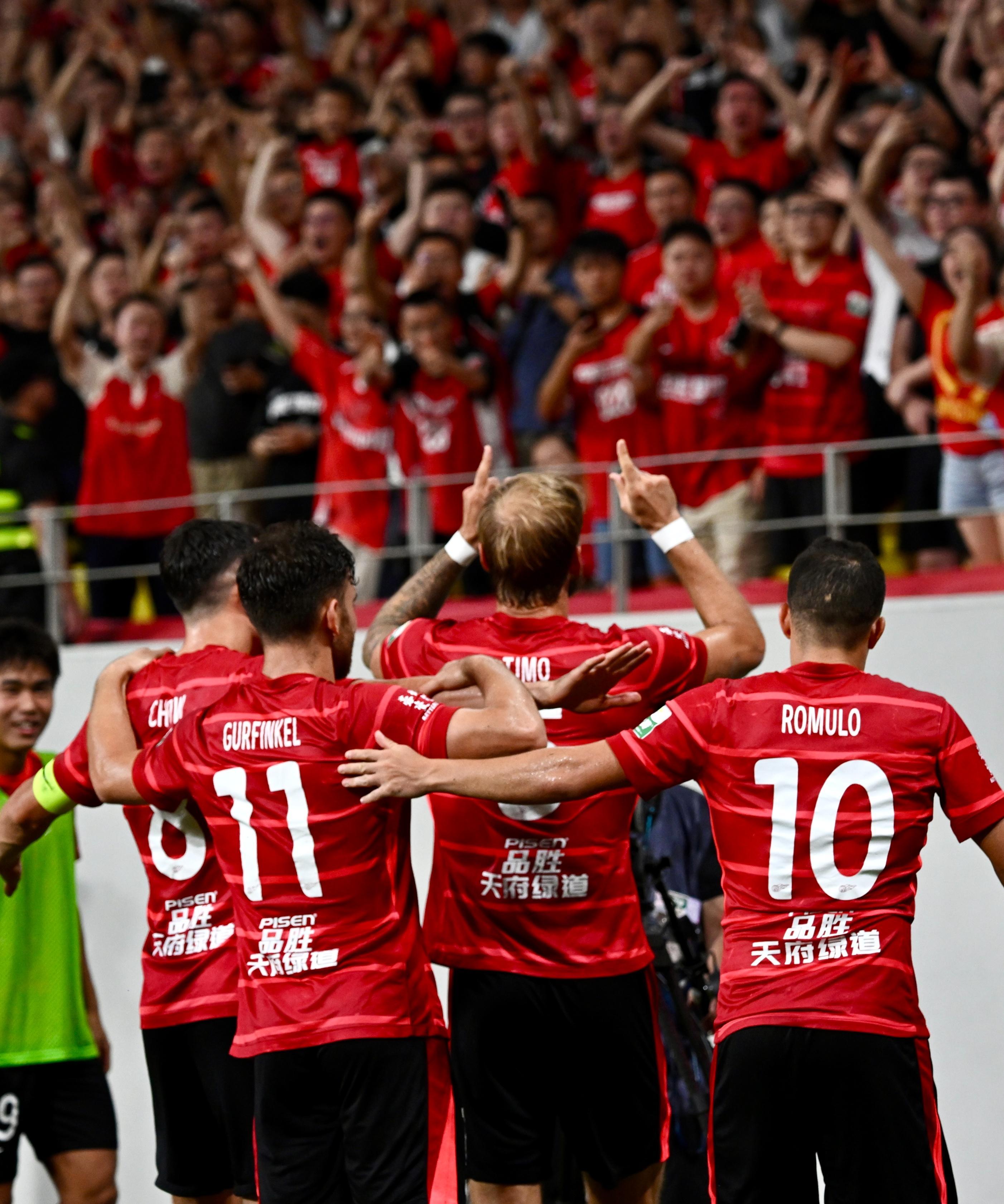 热门球队备战迎战激烈比赛，士气高昂