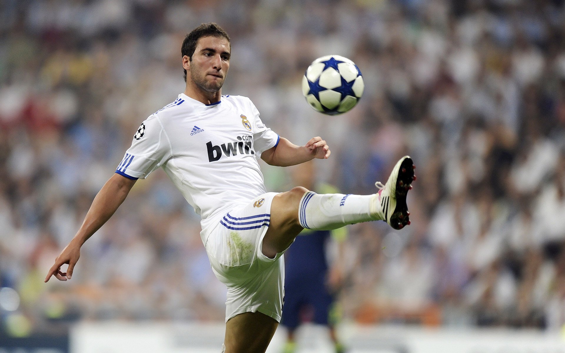 哈登降临上海滩,一记三分点燃东方明珠,凯尔特人团队风暴压城